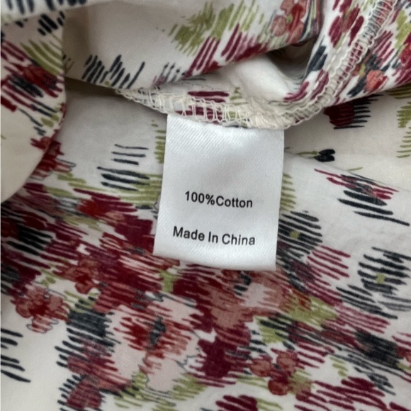 Tuckernuck Women's top w/glass buttons Cerise Falling Flowers Bouquet Corrigan M - Picture 8 of 9